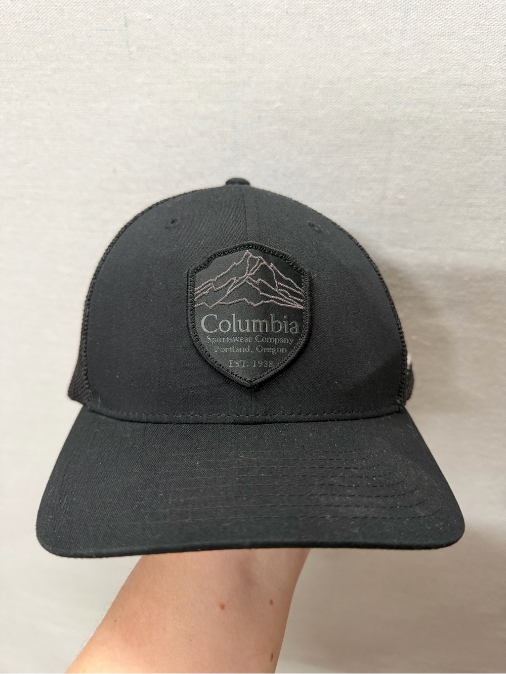 NWOT Columbia Black Logo Patch Trucker Hat - size L/XL